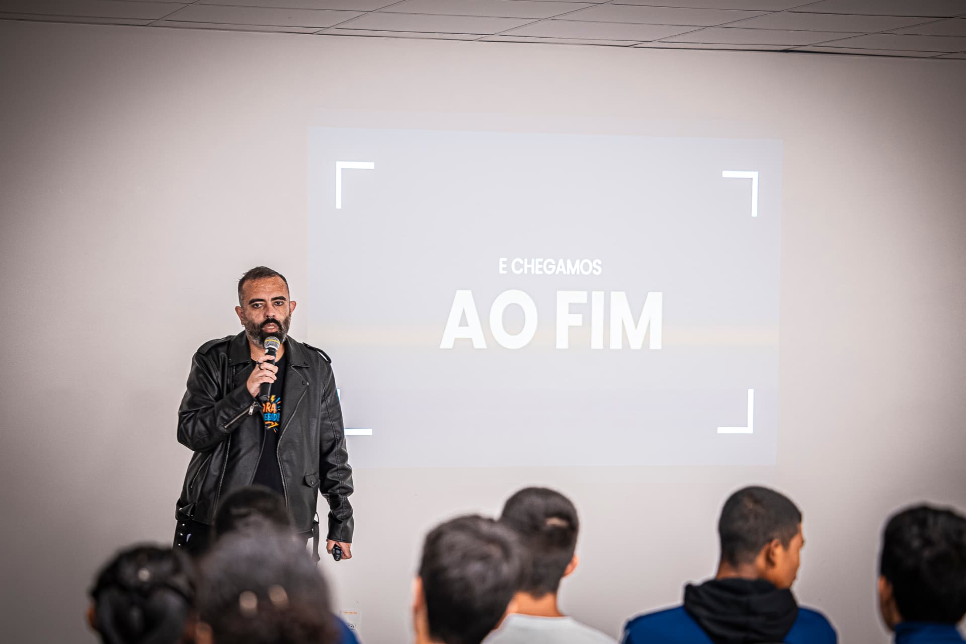 Chris Paes em uma palestra com o público
