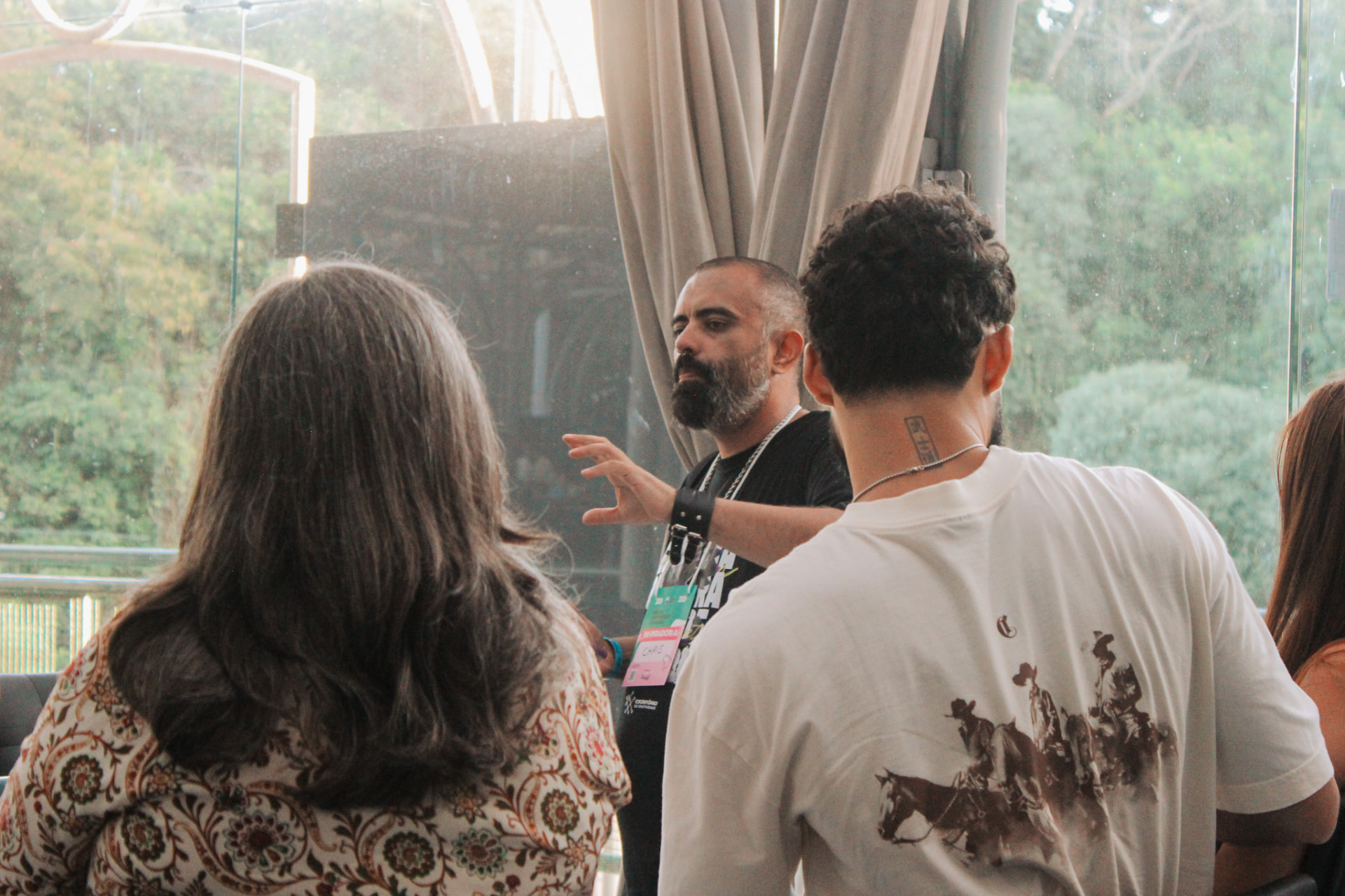 Chris Paes conversando com participantes de um encontro