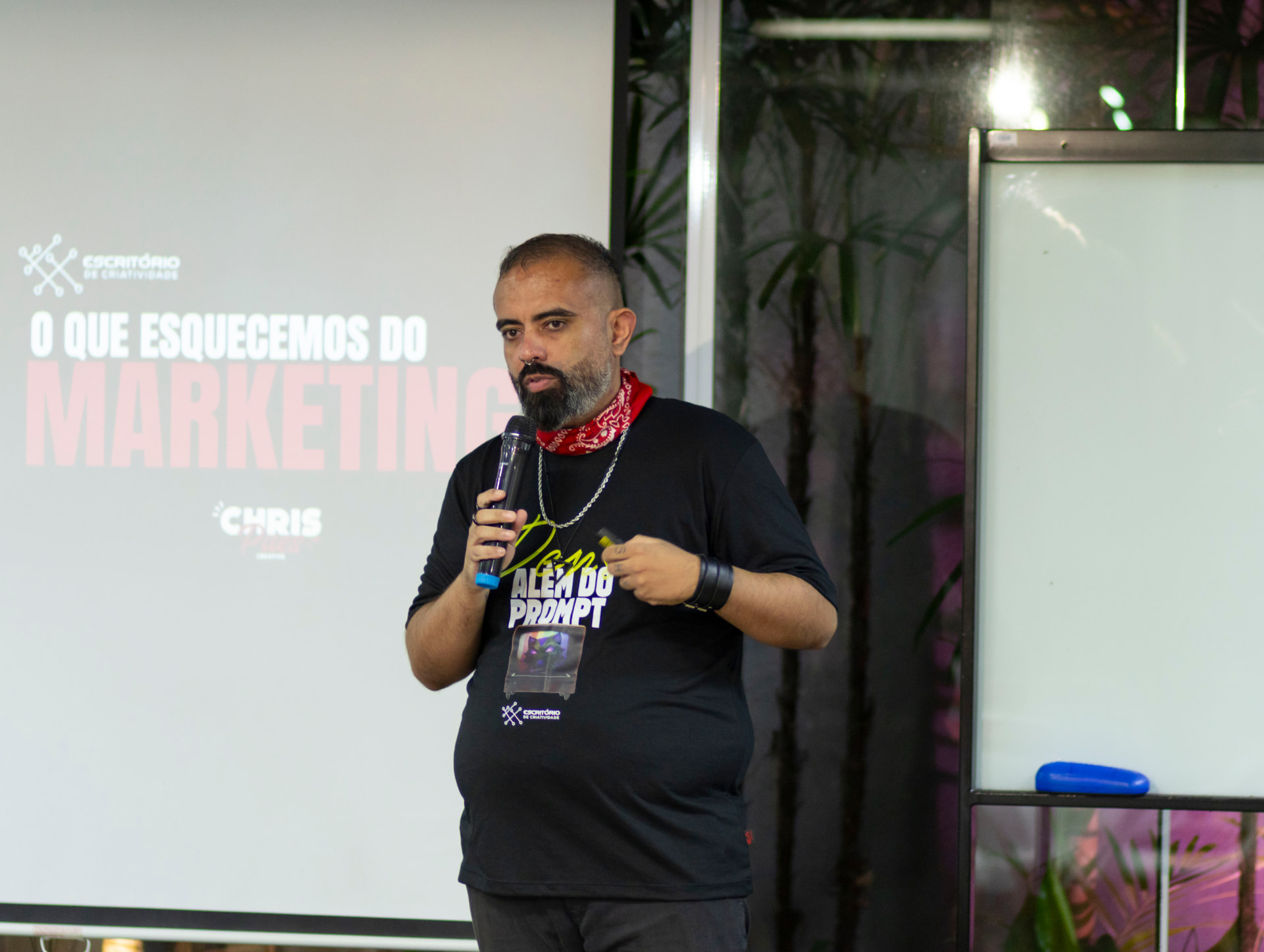 Chris Paes abrindo uma palestra ao microfone