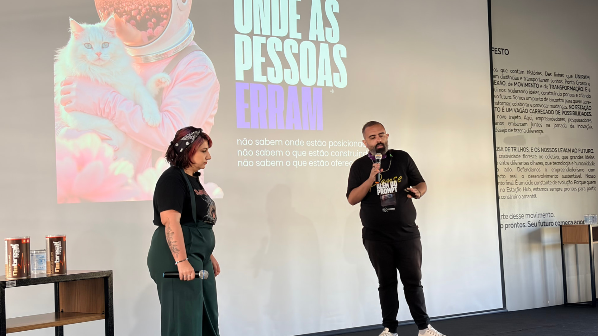 Chris Paes apresentando uma provocação em uma palestra
