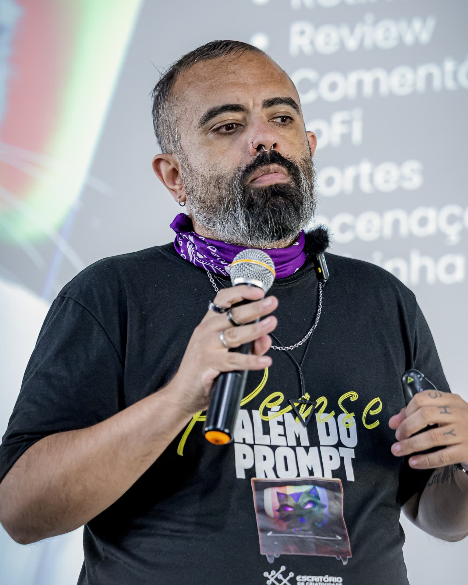 Chris Paes ao microfone durante uma palestra