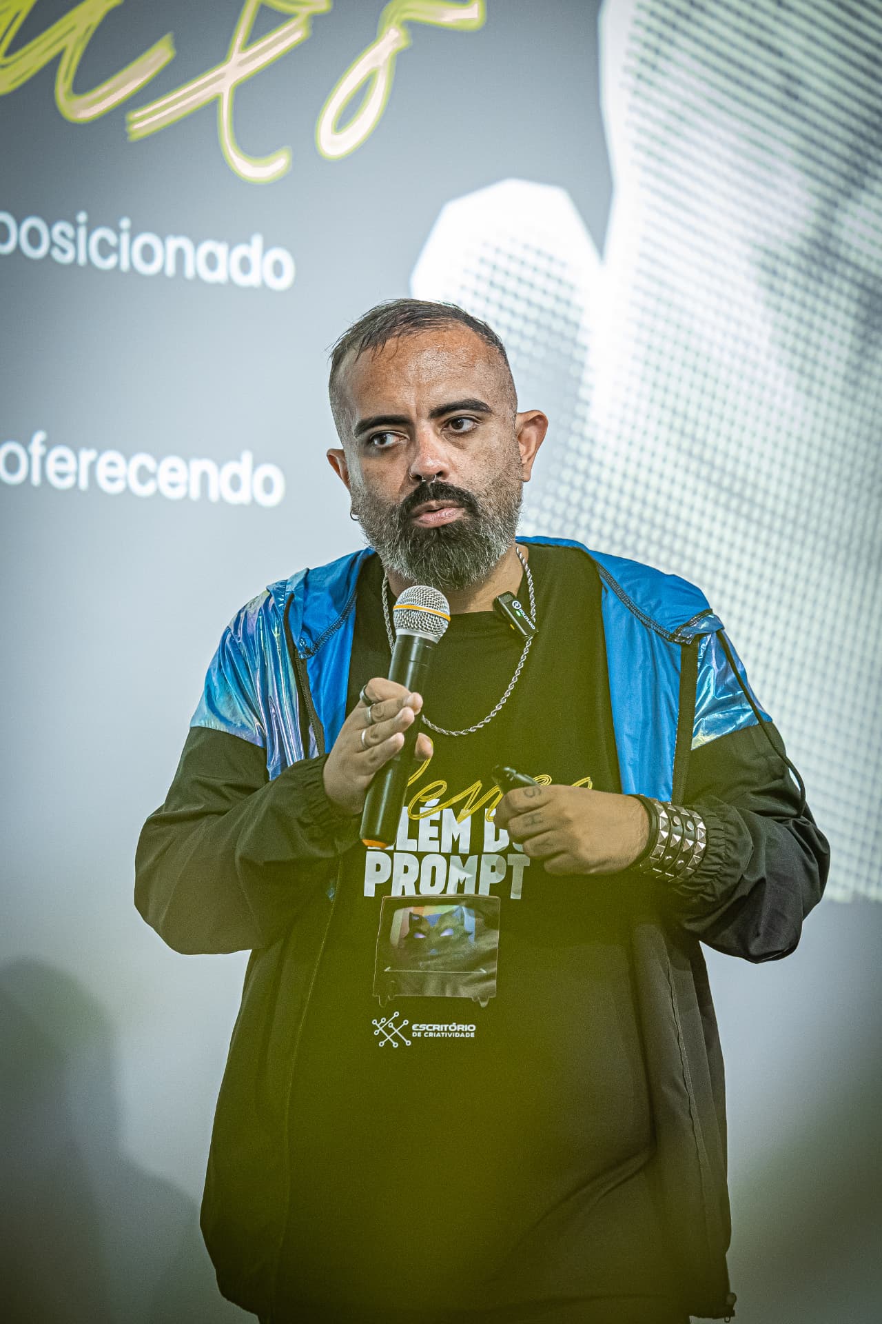 Chris Paes, publicitário e estrategista, em uma palestra sobre criatividade
