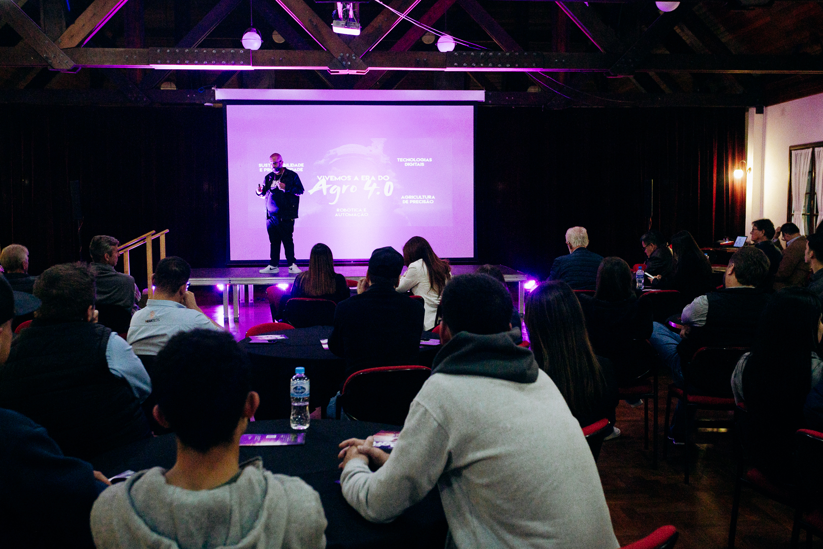 Chris Paes no palco diante de uma plateia