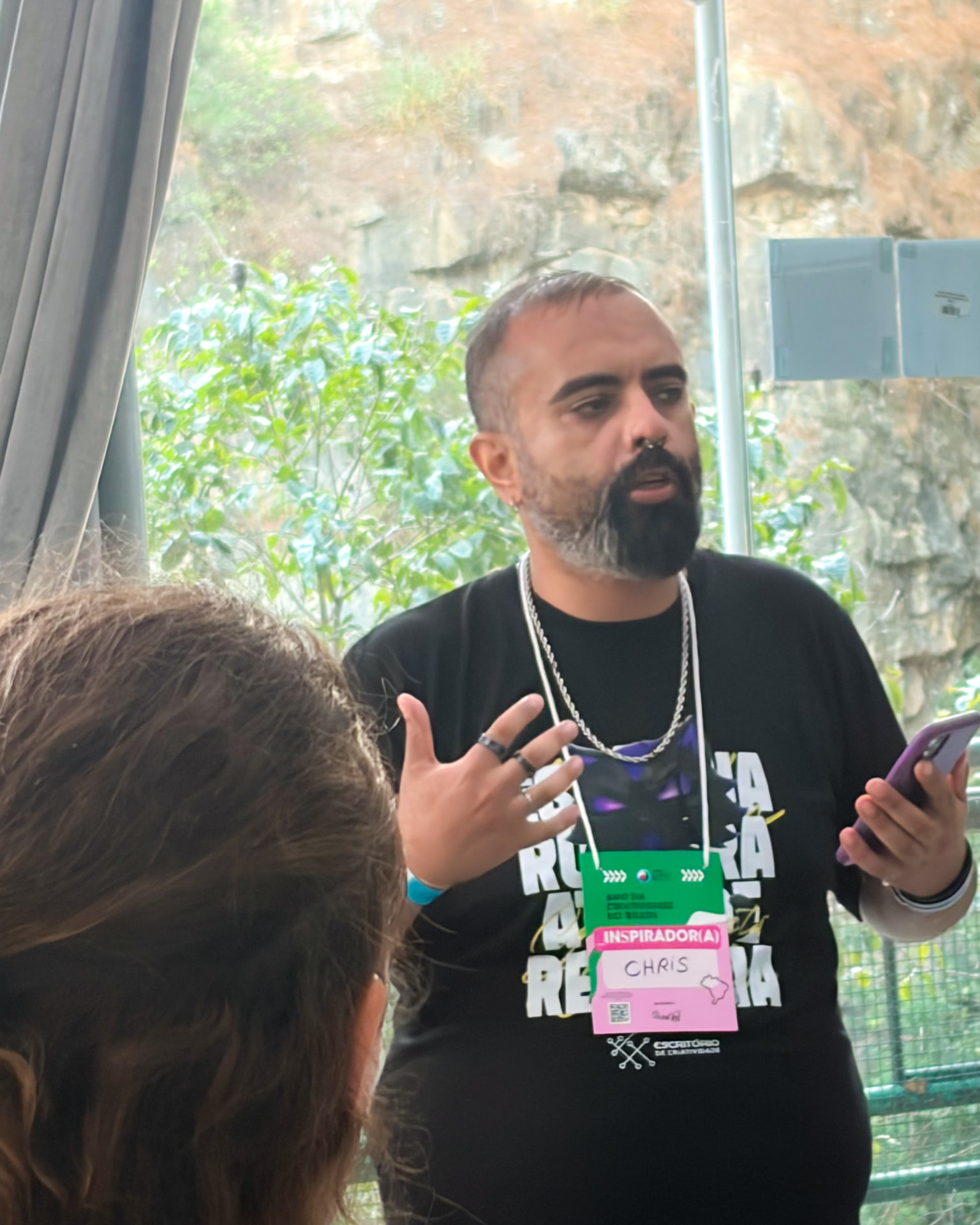 Chris Paes trocando ideias com o público durante um evento