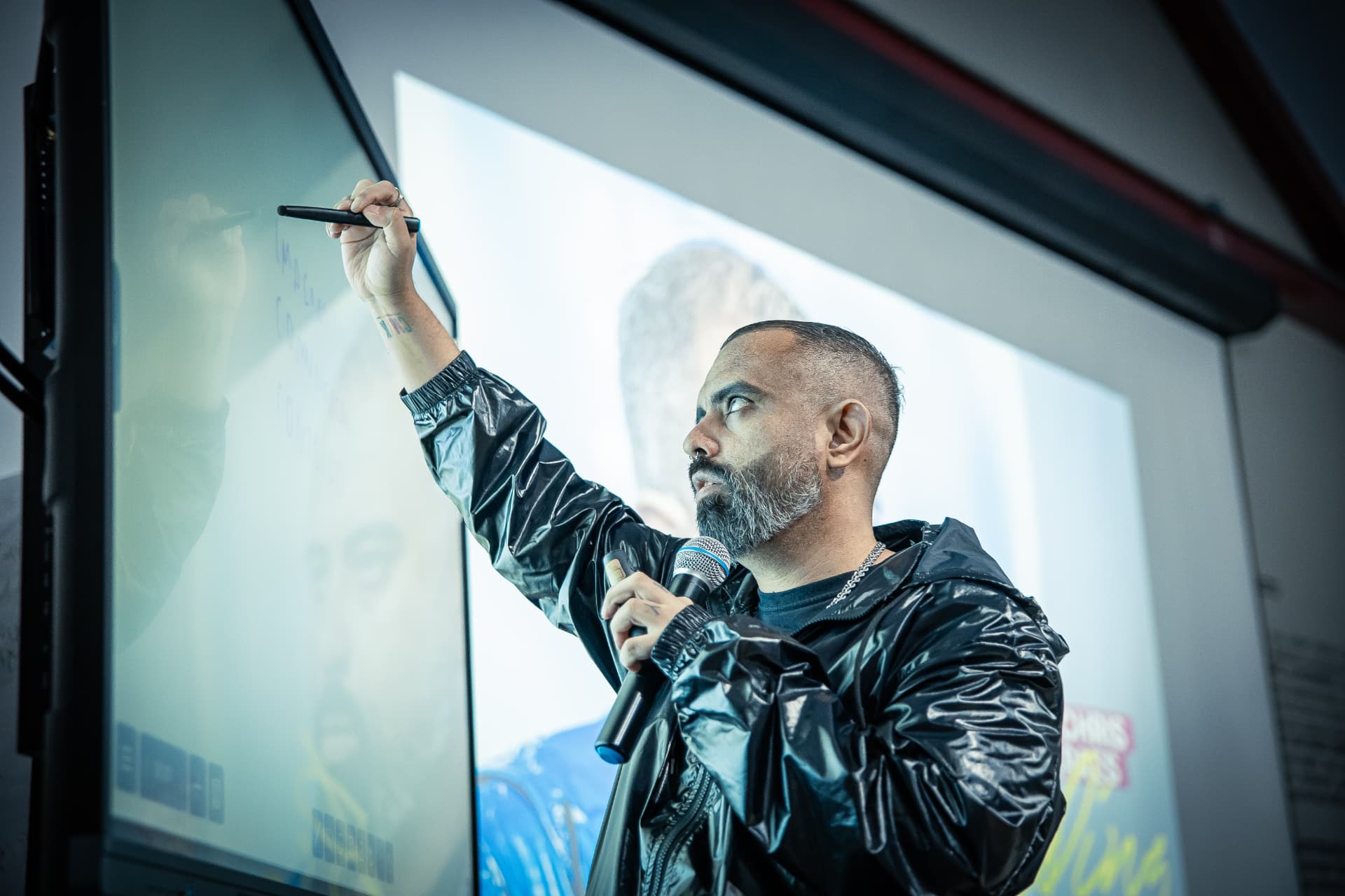 Chris Paes em uma palestra, conectando criatividade e estratégia