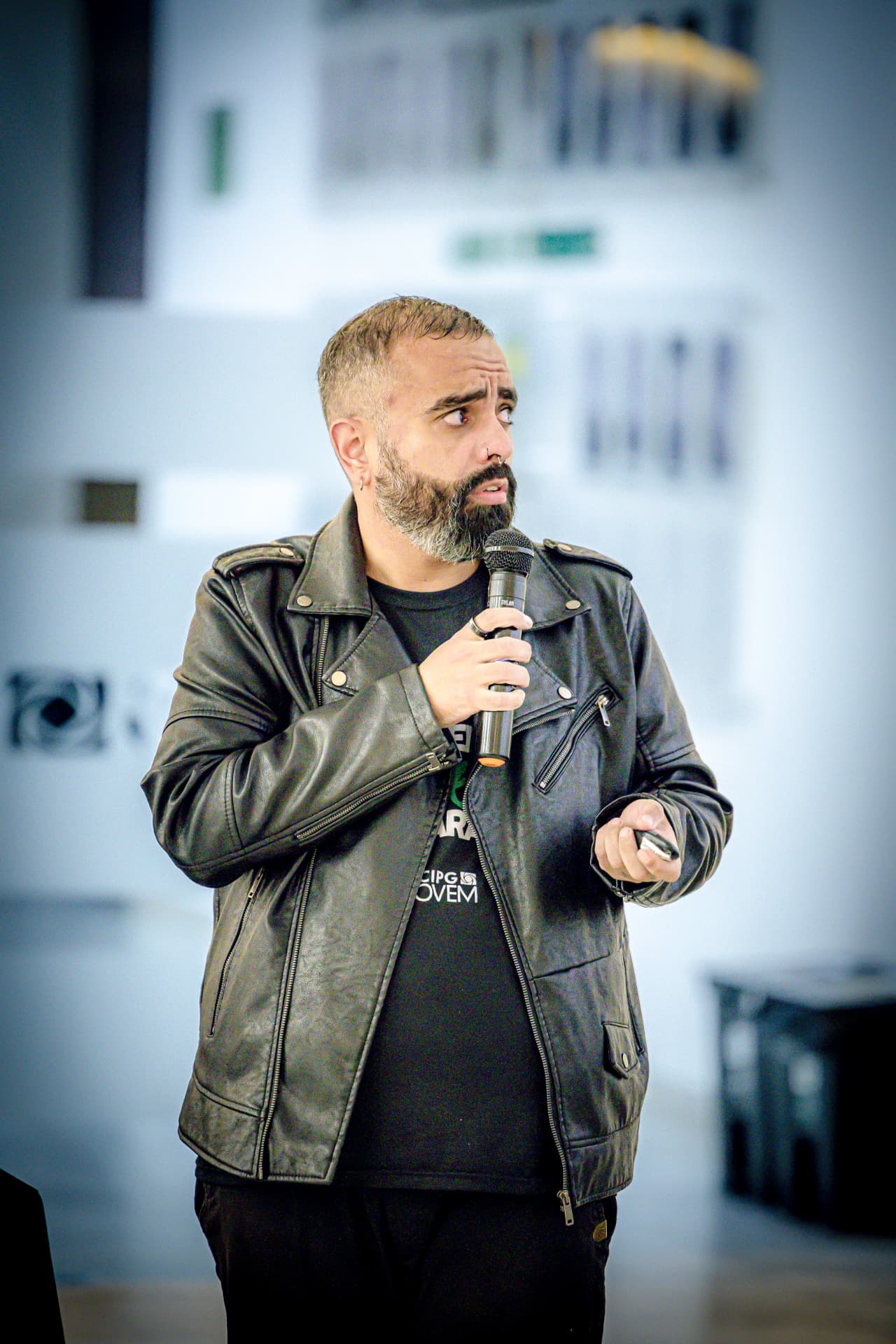 Chris Paes palestrando — SUA EMPRESA NÃO FAZ MARKETING
